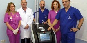 InstitutoMédicoMiramar_LáserPicoSure1-300×253 Equipo del Instituto Médico Miramar posando junto al láser PicoSure