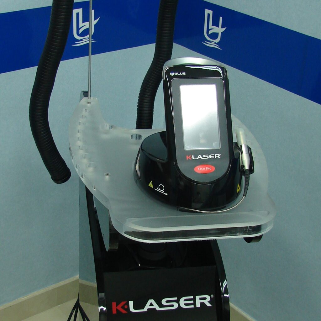 K-Láser Blue Derma es el primer dispositivo terapéutico que emplea la longitud de onda de 445nm (luz azul) en tratamientos dermatológicos.