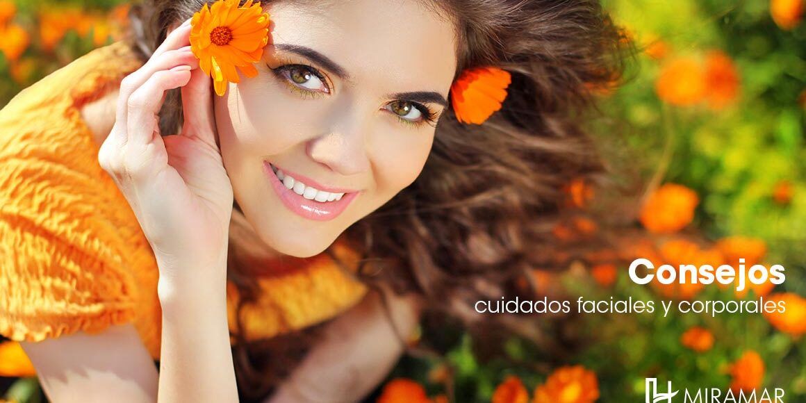 consejo-cuidado-facial-y-corporal Cabecera del blog Consejo de cuidado facial y corporal, mujer sonriente rodeada de flores naranjas