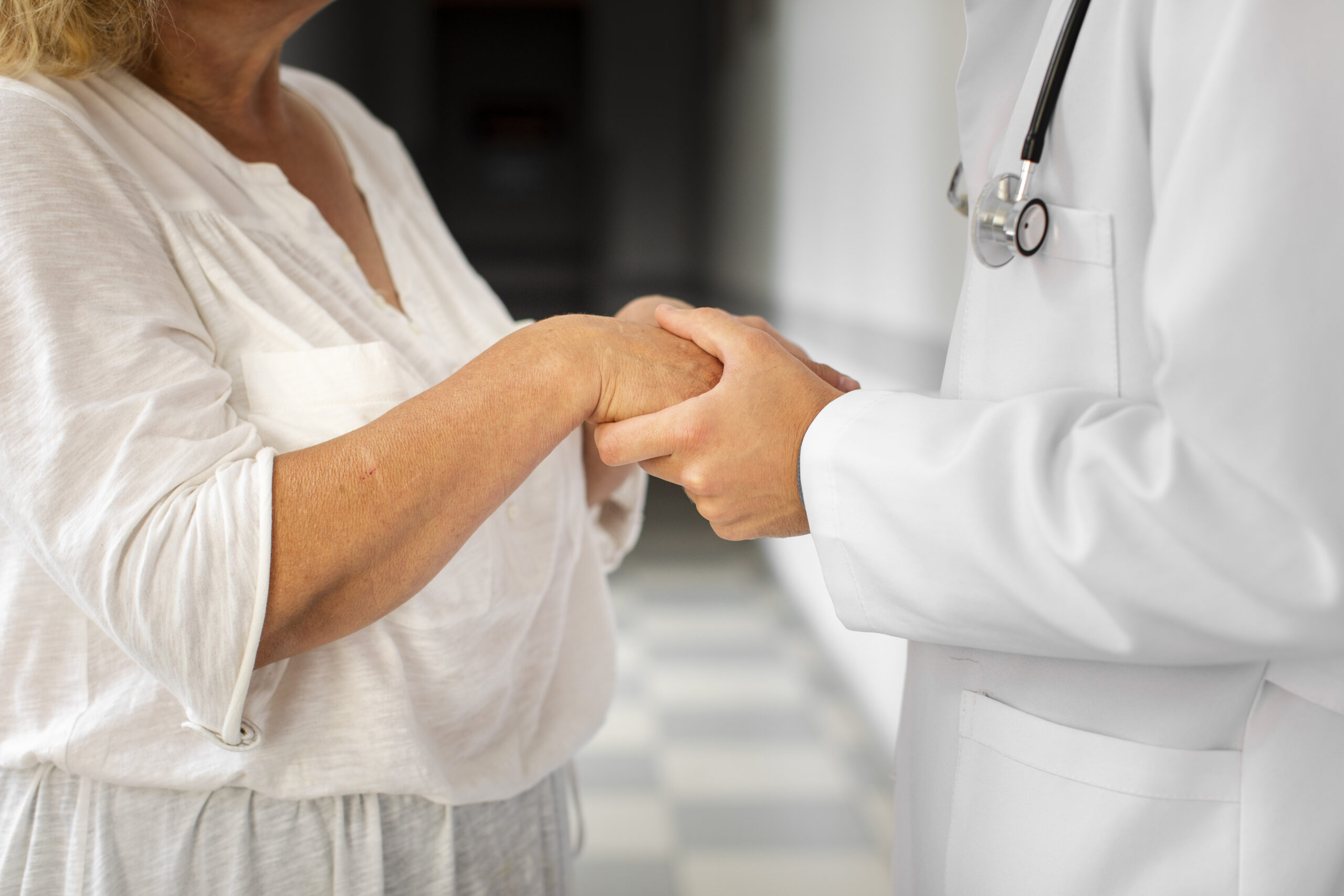 doctor-manos-sosteniendo-manos-de-mujer-senior